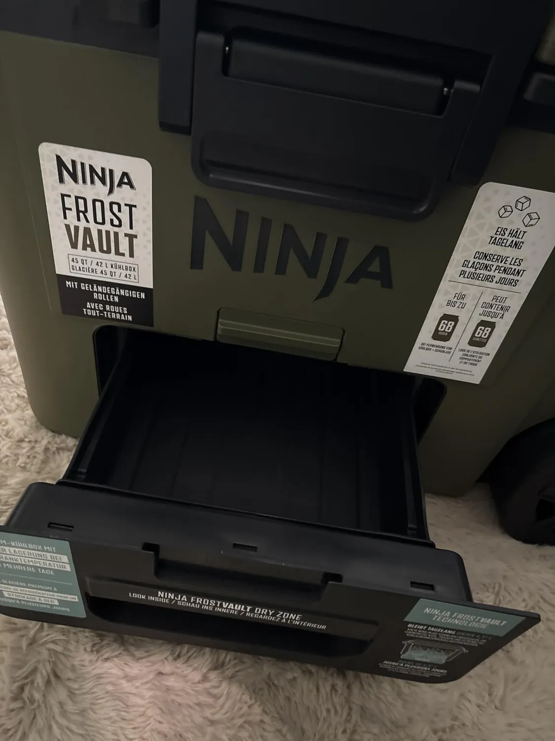 Ninja FrostVault Kühlbox 42 L mit Rollen Weiß Dry-Zone