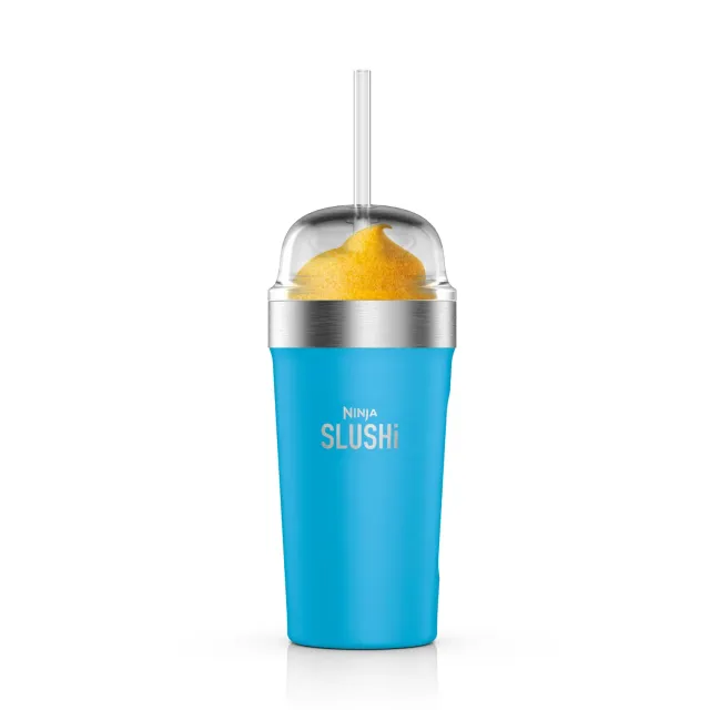 Ninja SLUSHi Bubble-Becher Hellblau isoliert mit Halm