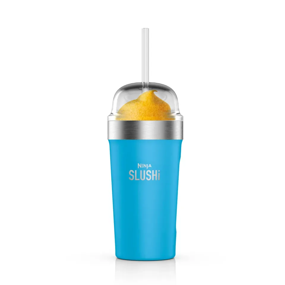 Ninja SLUSHi Bubble-Becher Hellblau isoliert mit Halm