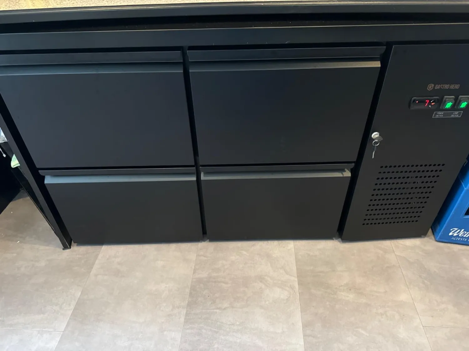 GastroHero BKT-ECO0/4 Barkühltisch 332L schwarz 4 Schubladen