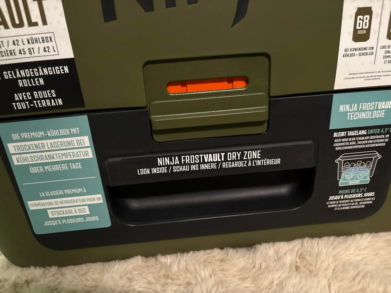 Ninja FrostVault Kühlbox 42 L mit Rollen Weiß Dry-Zone
