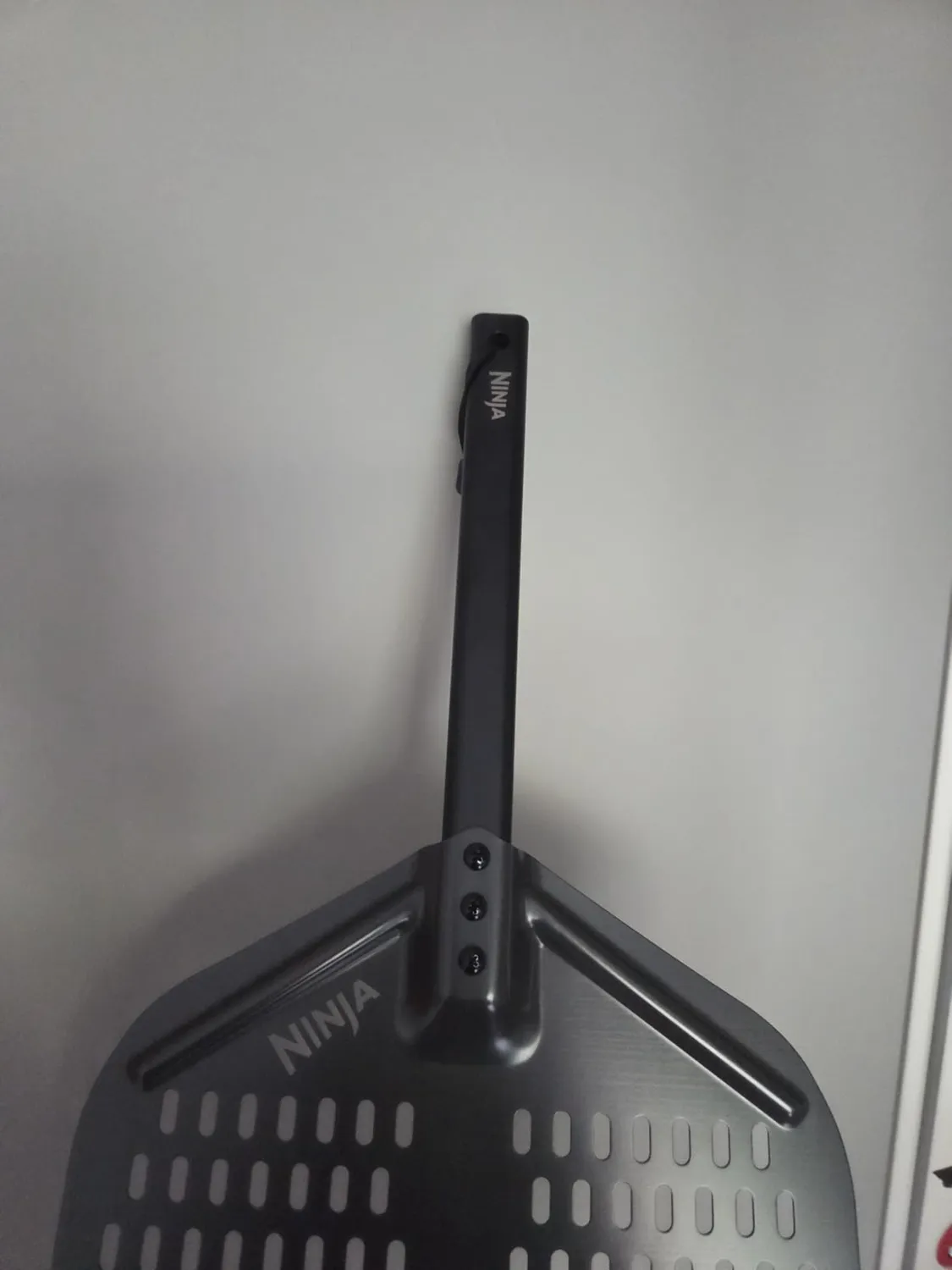 Ninja Woodfire Pizzaschaufel 30 cm schwarz rostfrei perforiert