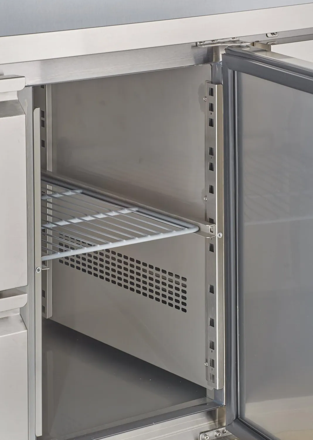 GastroHero GNH2120TN Kühltisch 214 L 1 Tür 2 Schubladen