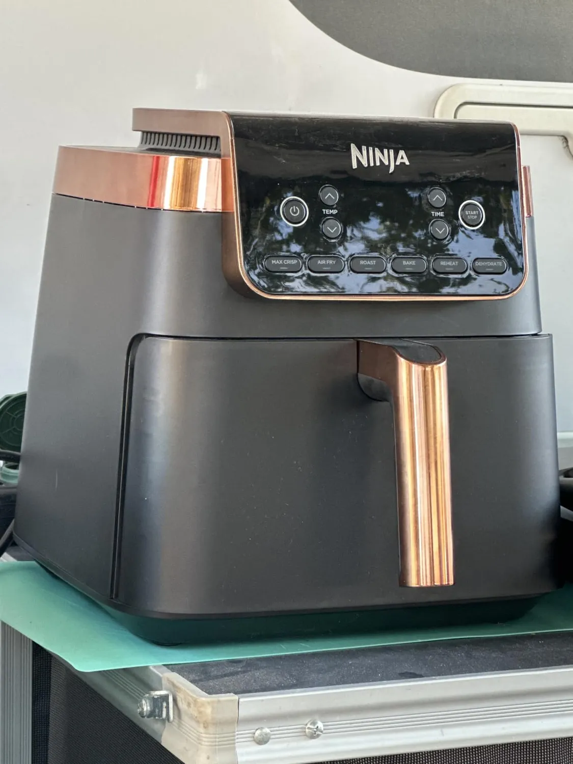 Ninja MAX PRO Heißluftfritteuse 6,2L schwarz-kupfer